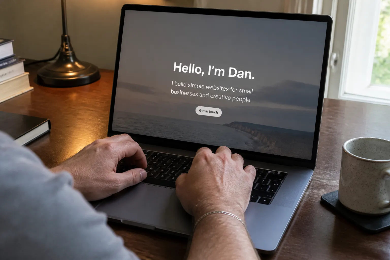 Mains sur un clavier, un site simple à l’écran